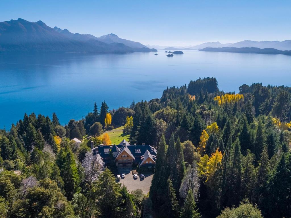 z góry widok na dom na brzegu jeziora w obiekcie Hotel Tunquelén w mieście Bariloche