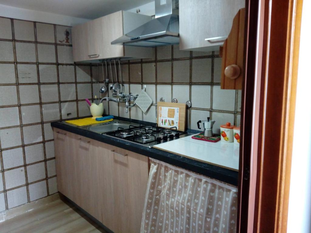 A kitchen or kitchenette at La dimora di nonna Giuseppa