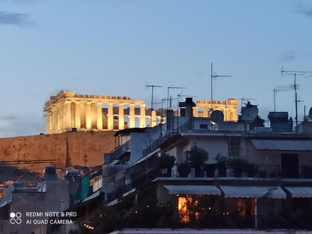 ein Gebäude auf einem Hügel mit Gebäuden in der Unterkunft Acropolis Grand Apartment in Athen