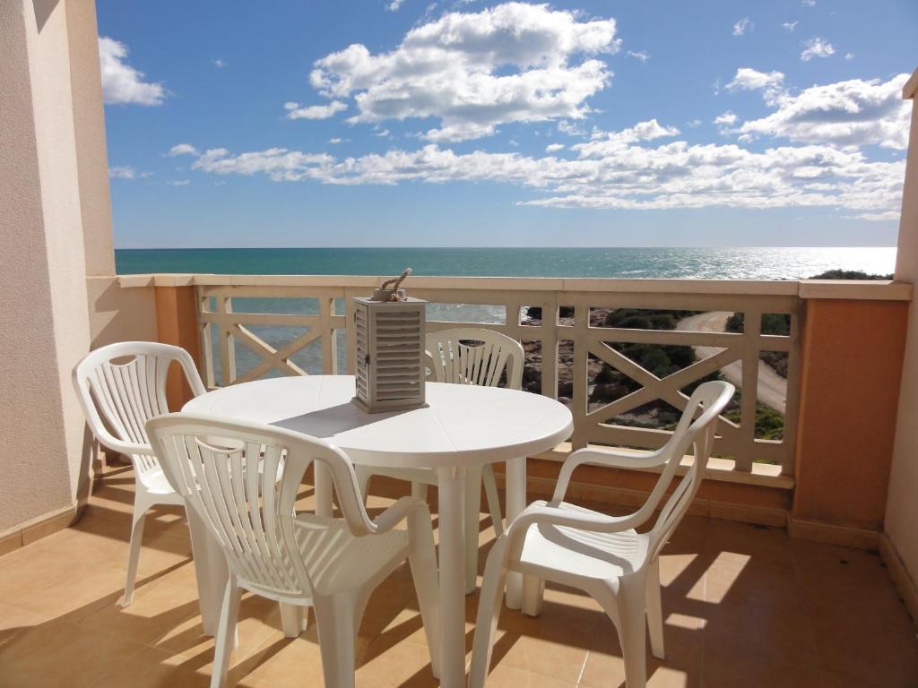 Un balcón o terraza de apartamento delante del mar