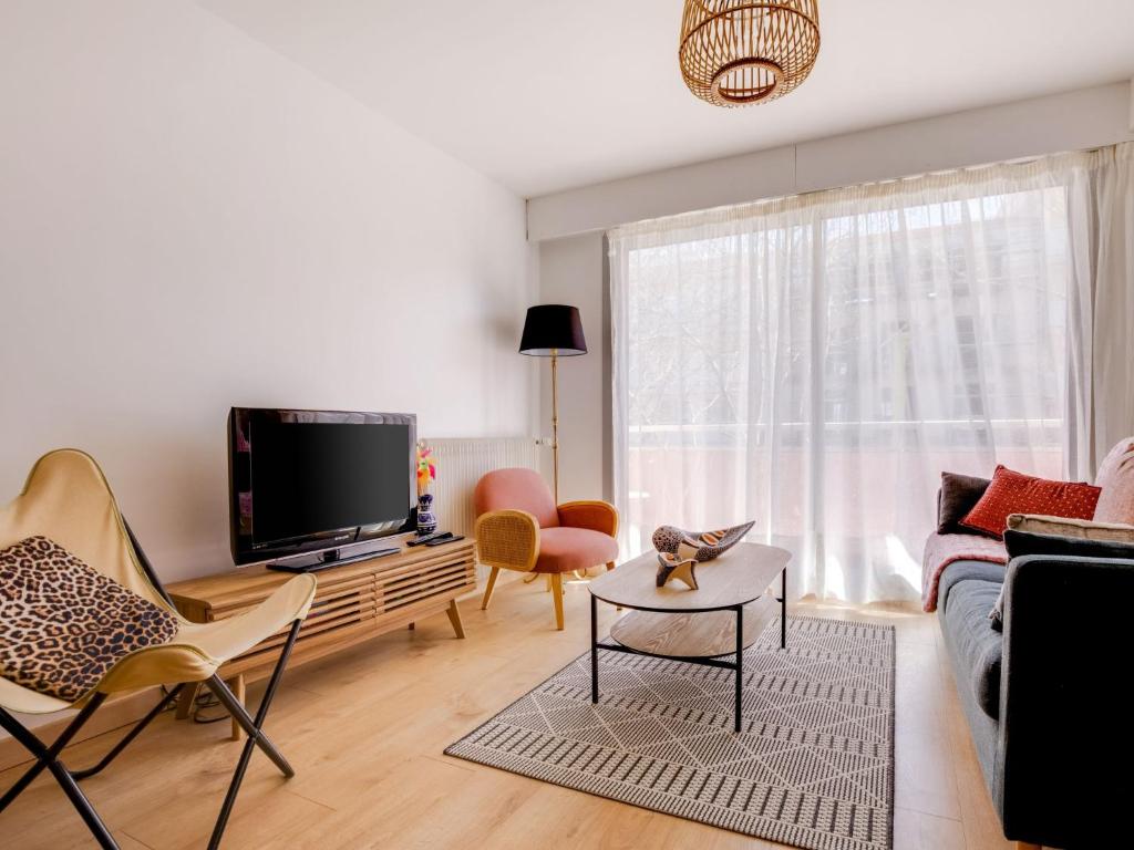 un salon avec un canapé et une télévision dans l'établissement Apartment Calliope by Interhome, à Arcachon