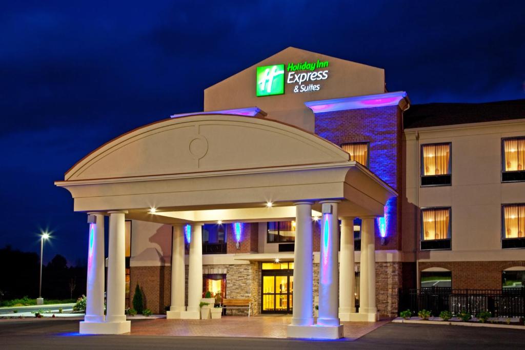 a hotel with a gazebo in front of a building at Holiday Inn Express Hotel & Suites Franklin, an IHG Hotel in Franklin