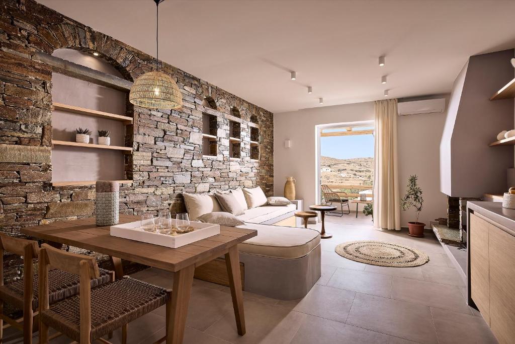 salon z kanapą i stołem w obiekcie Syllac Elegant Stay w mieście Dhriopís