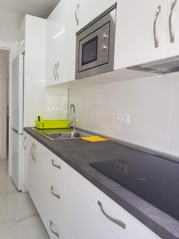 Kuchyňa alebo kuchynka v ubytovaní Apartamentos Bajel
