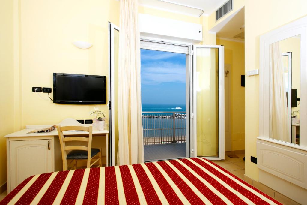 TV a/nebo společenská místnost v ubytování Hotel Baia