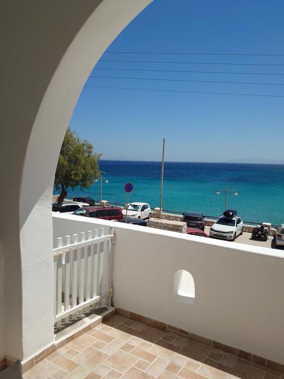 balcón con vistas al océano en Annezina's memories, en Logaras