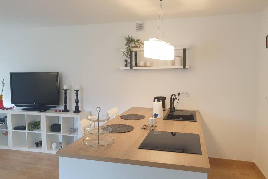 Televízia a/alebo spoločenská miestnosť v ubytovaní Apartament przy samym jeziorze