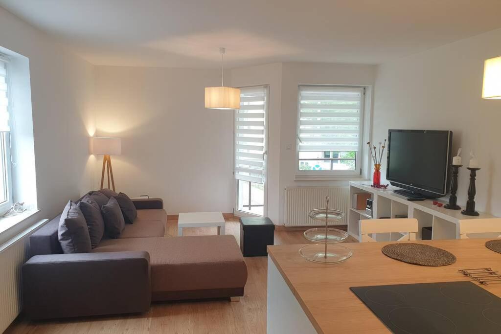 Televízia a/alebo spoločenská miestnosť v ubytovaní Apartament przy samym jeziorze