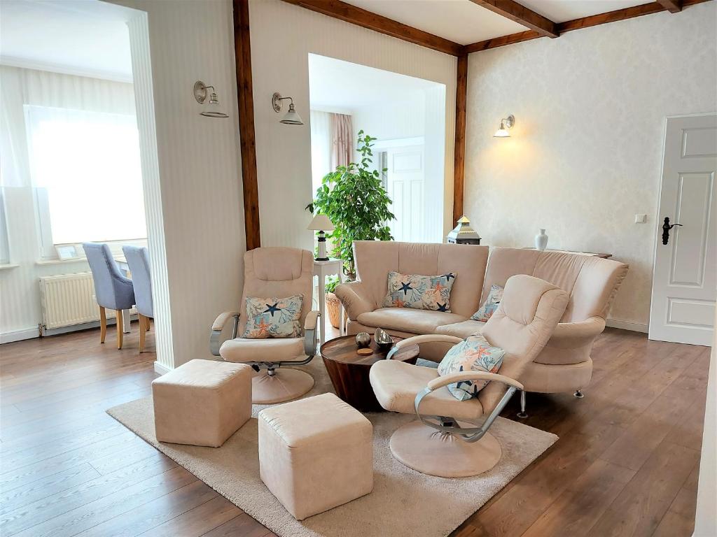 sala de estar con 2 sillas y sofá en Villa Meeresglück, en Sassnitz