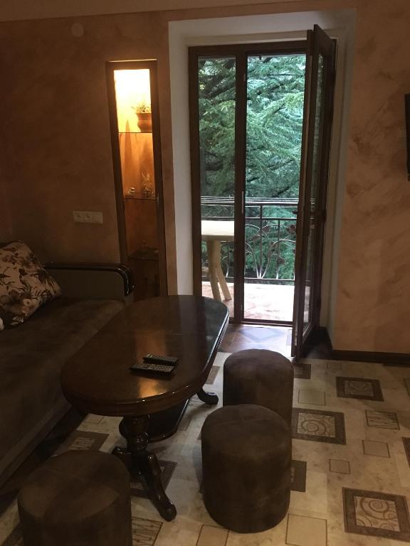un soggiorno con un divano, un tavolo e delle sedie di DILIJAN Apartment a Dilijan
