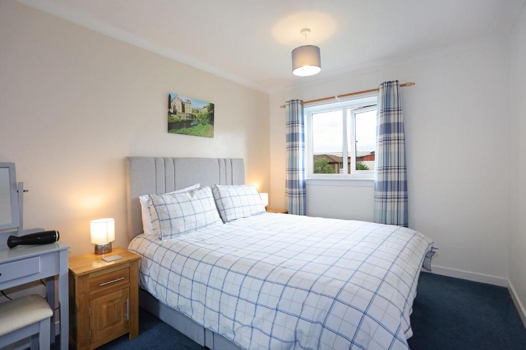 Schlafzimmer mit einem Bett und einem Fenster in der Unterkunft Ideal Central Edinburgh location with free on-site private parking in Edinburgh