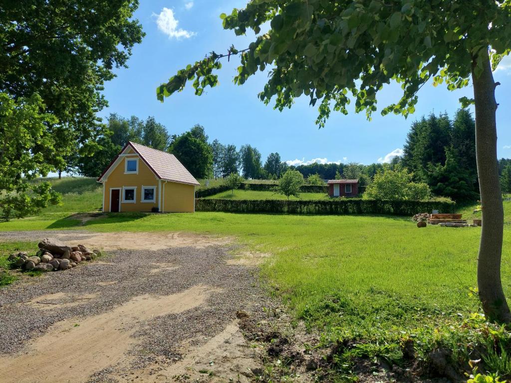 Vonkajšia záhrada v ubytovaní HEXAGON HONEY HOUSE+ prywatna plaża+jezioro+ stawy+ gospodarstwo+ pasieka