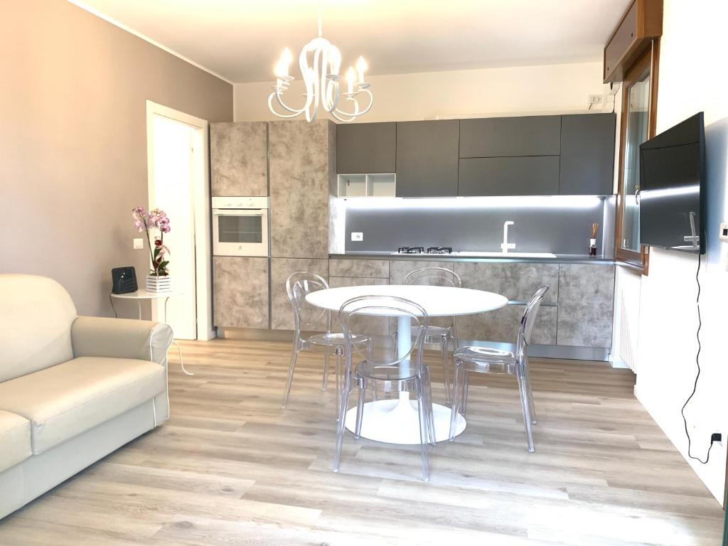 a kitchen and living room with a table and chairs at Appartamento Internazionale 2 in Abano Terme