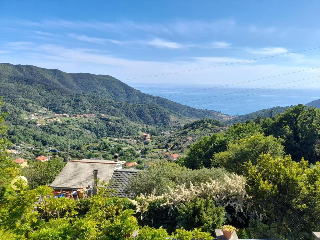 Blick auf ein Dorf in den Bergen in der Unterkunft Bed&Breakfast Bella Vita in Bracco