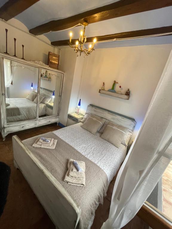 Postel nebo postele na pokoji v ubytování Ca L'Esquelleta casa rural by El Secret de la Conca