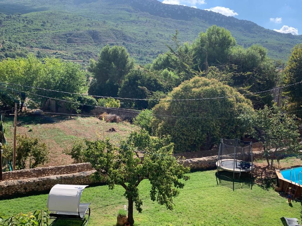 un jardín con vistas a la montaña en Ca L'Esquelleta casa rural, en Vilaverd