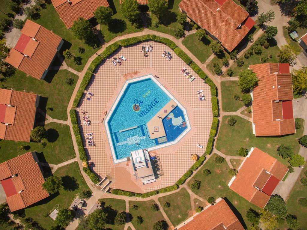 Bazén v ubytování Glamping and Mobile Homes Lavanda - Holiday Centre Bi VIllage nebo v jeho okolí