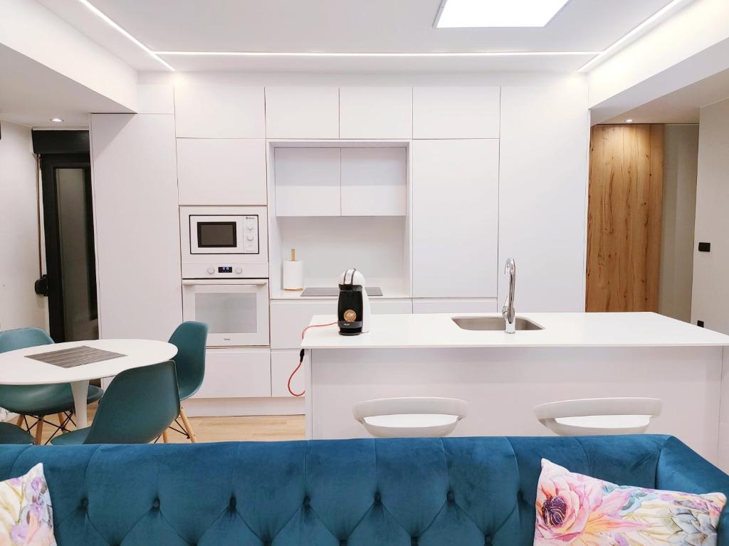 A kitchen or kitchenette at OVIEDO CENTRO SANTA CLARA PISO DE LUJO