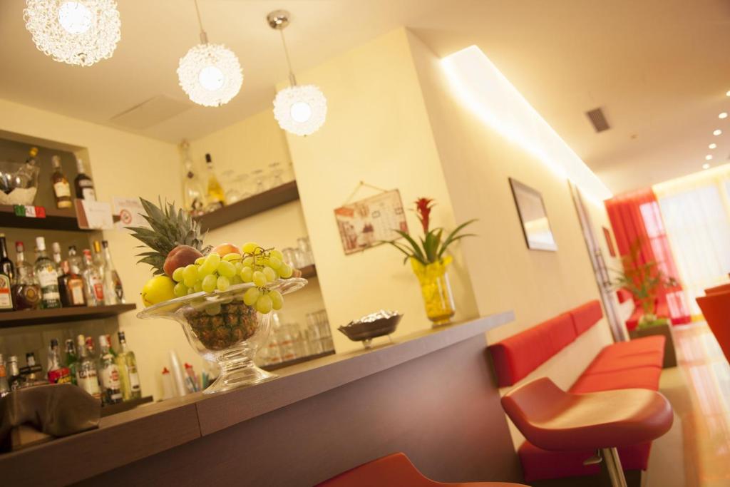 a bar with a bowl of fruit on a counter at Hotel Mimosa in Bellaria-Igea Marina