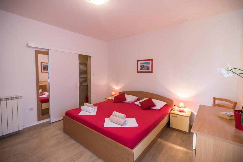 Posteľ alebo postele v izbe v ubytovaní Katarina Apartments