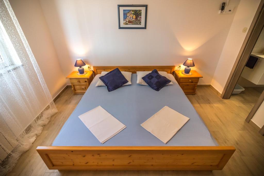 Posteľ alebo postele v izbe v ubytovaní Katarina Apartments