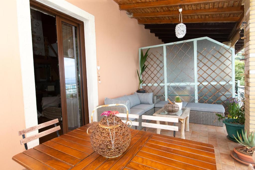 Balkón nebo terasa v ubytování Seaview stone apartment in Ipsos Beach