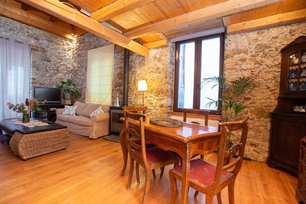 Posezení v ubytování Seaview stone apartment in Ipsos Beach