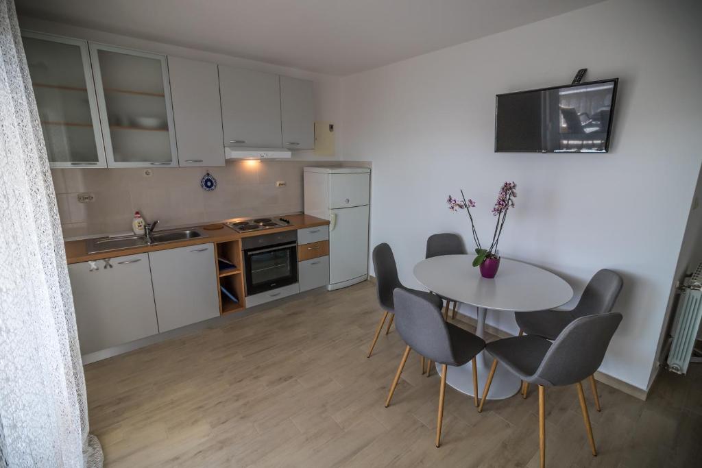 Kuchyňa alebo kuchynka v ubytovaní Katarina Apartments