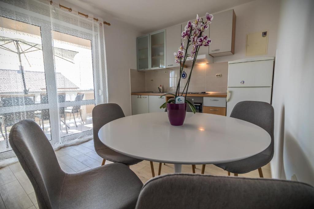 Kuchyňa alebo kuchynka v ubytovaní Katarina Apartments