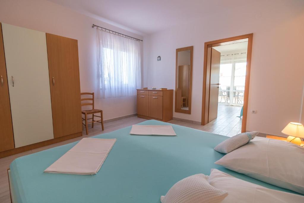 Posteľ alebo postele v izbe v ubytovaní Katarina Apartments