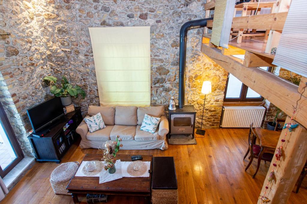 Posezení v ubytování Seaview stone apartment in Ipsos Beach