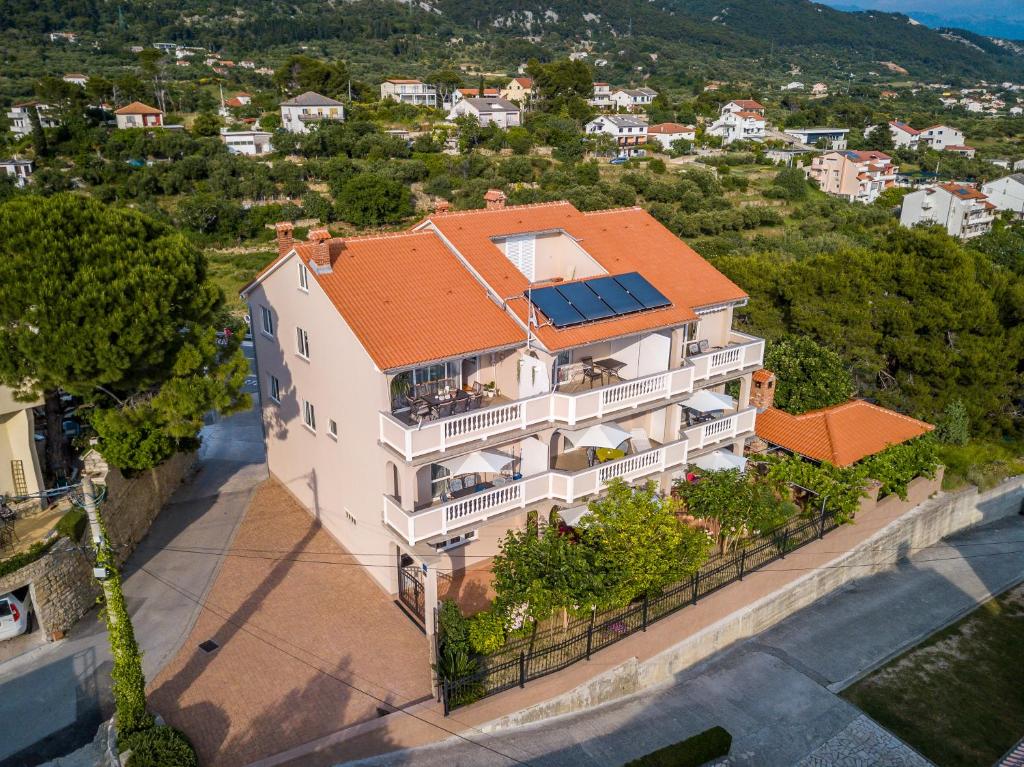 widok z powietrza na dom z pomarańczowym dachem w obiekcie Katarina Apartments w Rabie