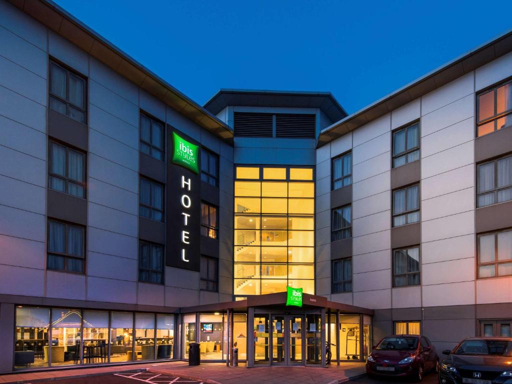 an exterior view of the hotel at night at ibis Styles Haydock in Haydock