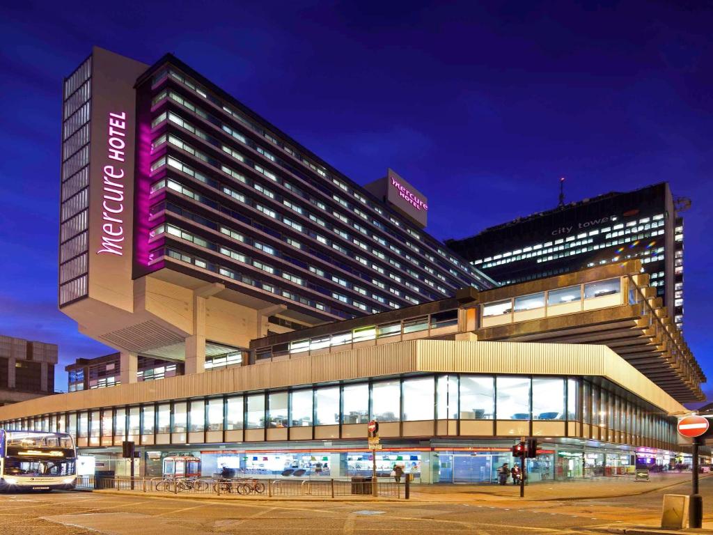 um grande edifício com uma placa no lado em Mercure Manchester Piccadilly Hotel em Manchester