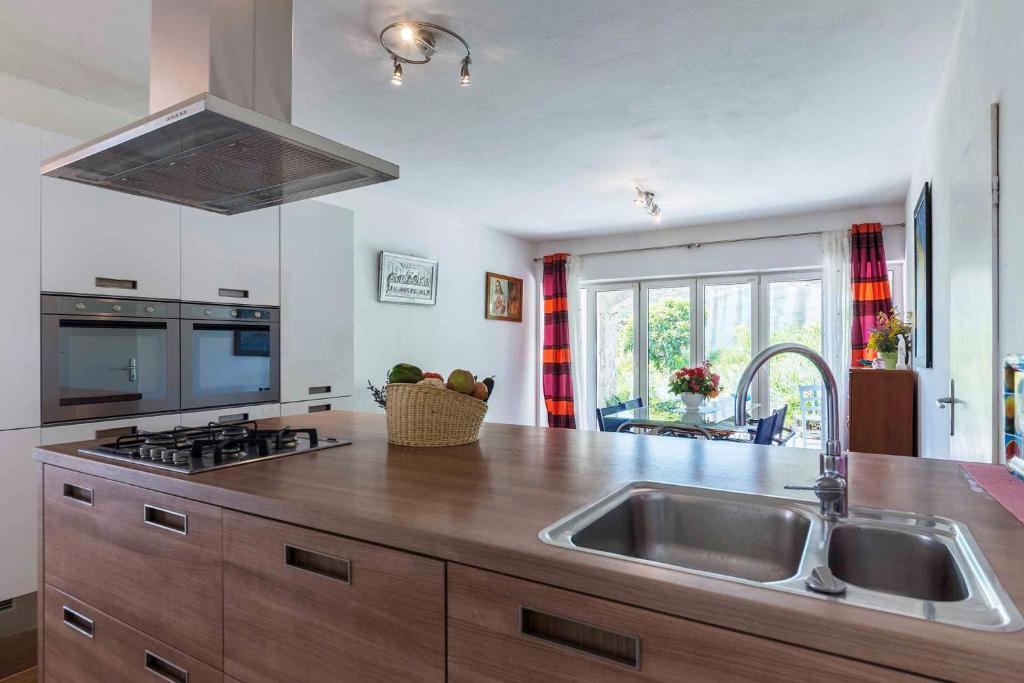 Kuchnia lub aneks kuchenny w obiekcie Apartment in Liganj 35553