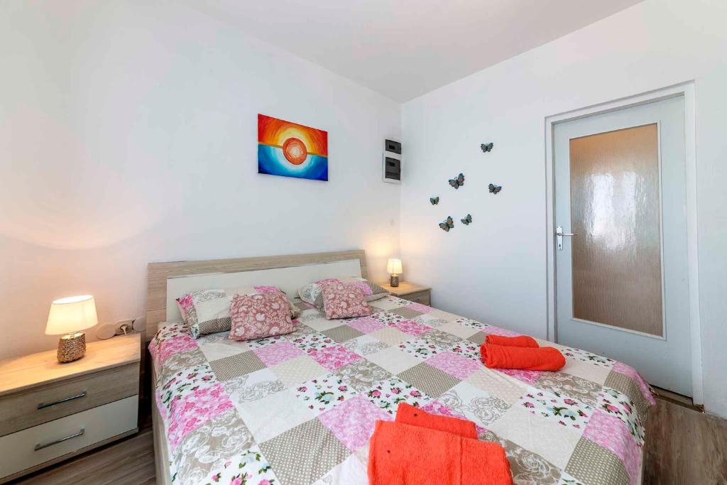 Łóżko lub łóżka w pokoju w obiekcie Apartment in Liganj 35553