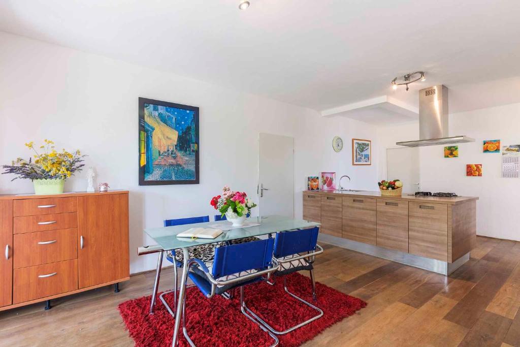 Kuchnia lub aneks kuchenny w obiekcie Apartment in Liganj 35553