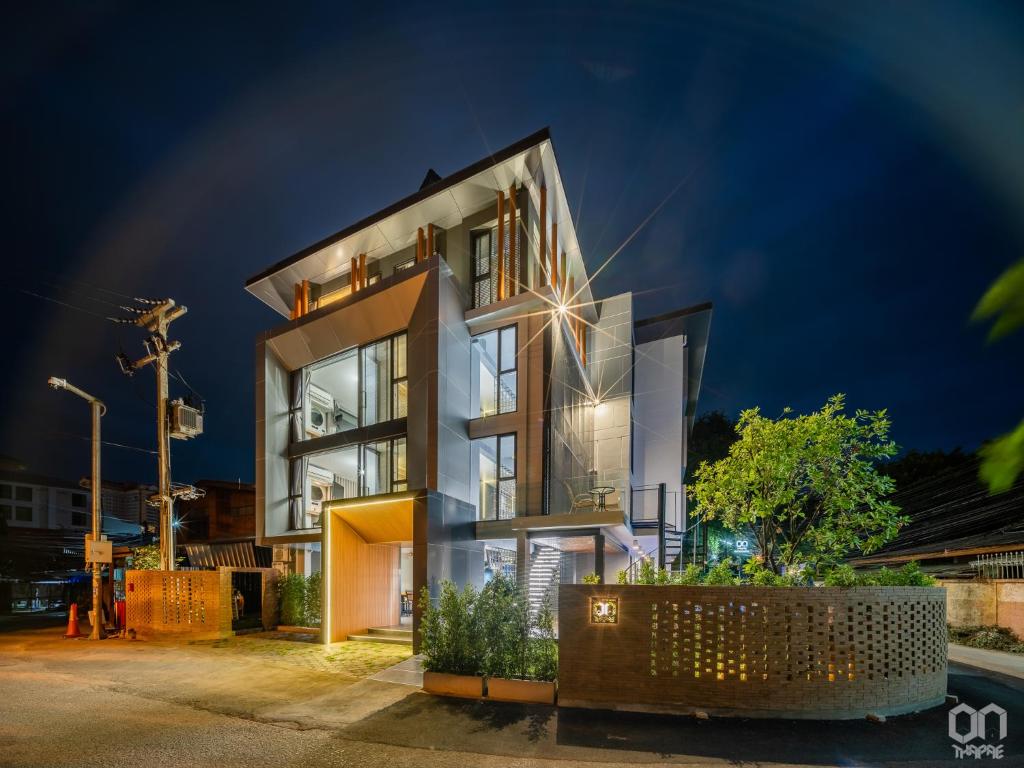 una casa en la ciudad por la noche en ON Thapae Chiangmai, en Chiang Mai