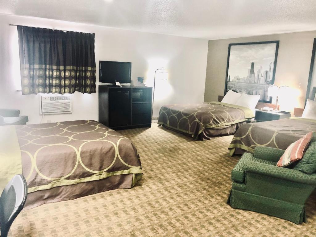 Super 8 by Wyndham Peru Starved Rock State Park - Studiosuite Met 3 Queensize Bedden - Niet-roken