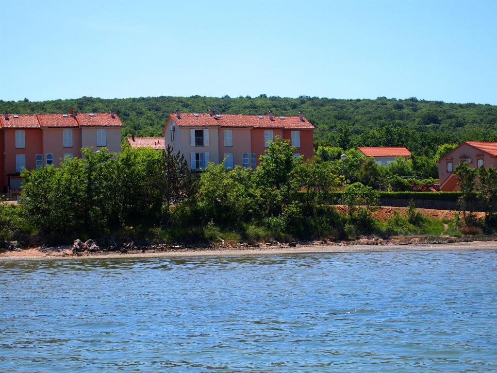 a group of houses on the shore of a body of water at House FRLAN in Soline