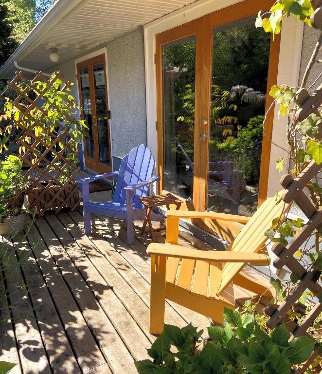 two rocking chairs sitting on a porch of a house at Wisteria Guest House in Ganges