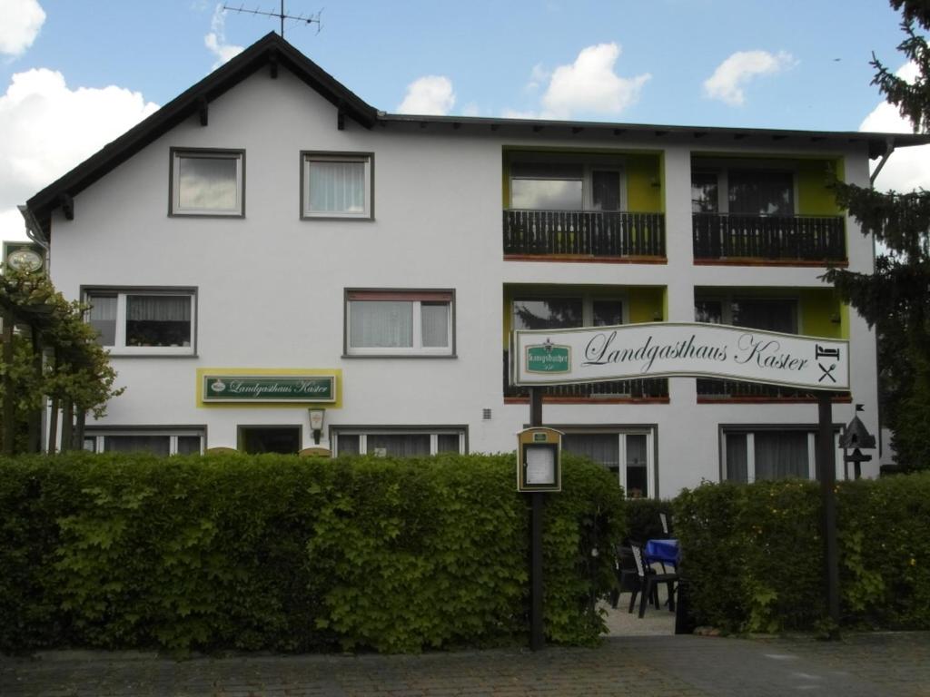 um edifício branco com um sinal em frente em Landgasthaus Kaster em Valwig