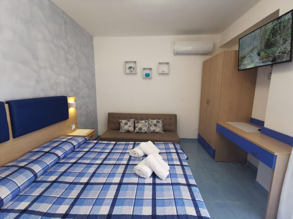 a room with a bed with two towels on it at Astra in Agerola