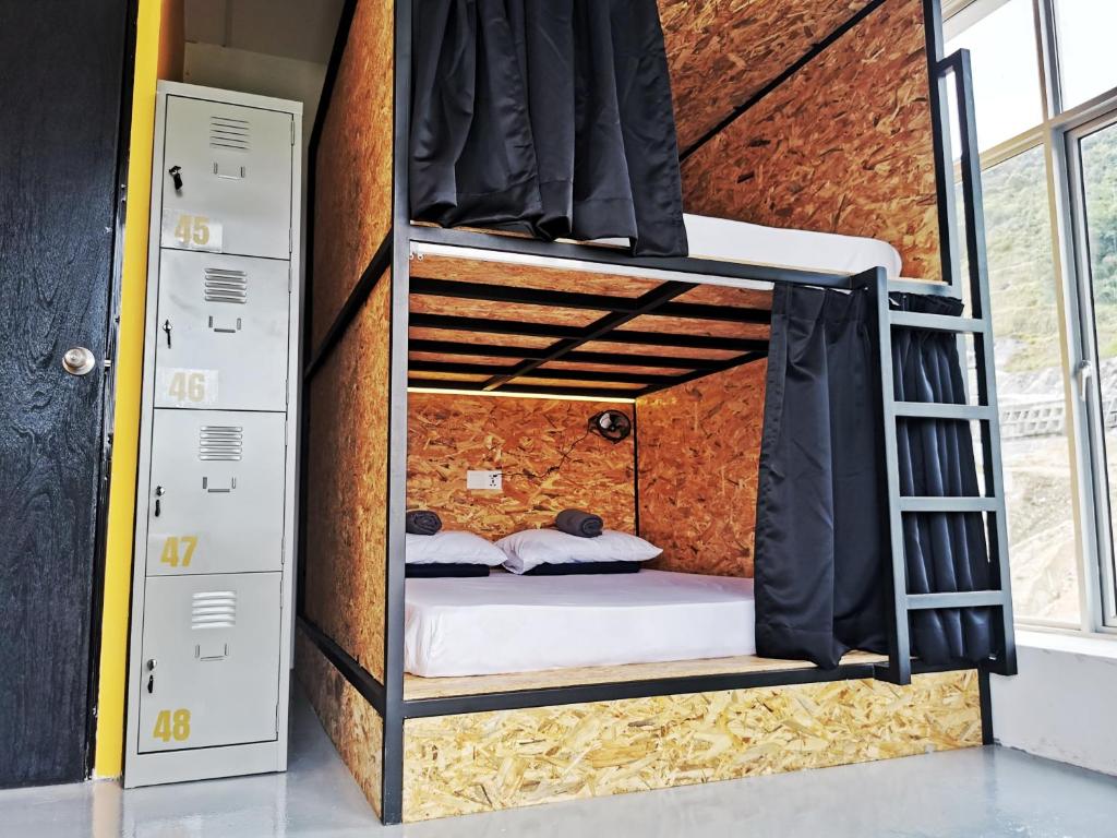 Двухъярусная кровать или двухъярусные кровати в номере The Cocoon Capsule Hotel