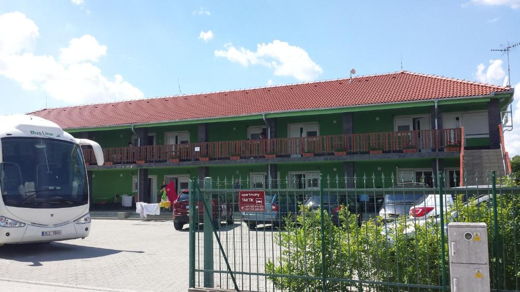 um autocarro está estacionado em frente a um edifício em Apartman Taktik em Veľký Meder