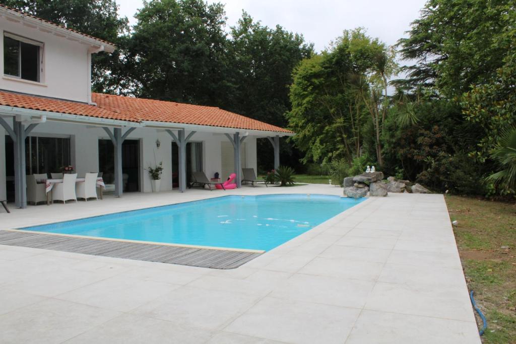 una piscina en el patio trasero de una casa en VILLA AVEC PISCINE, en Ascain