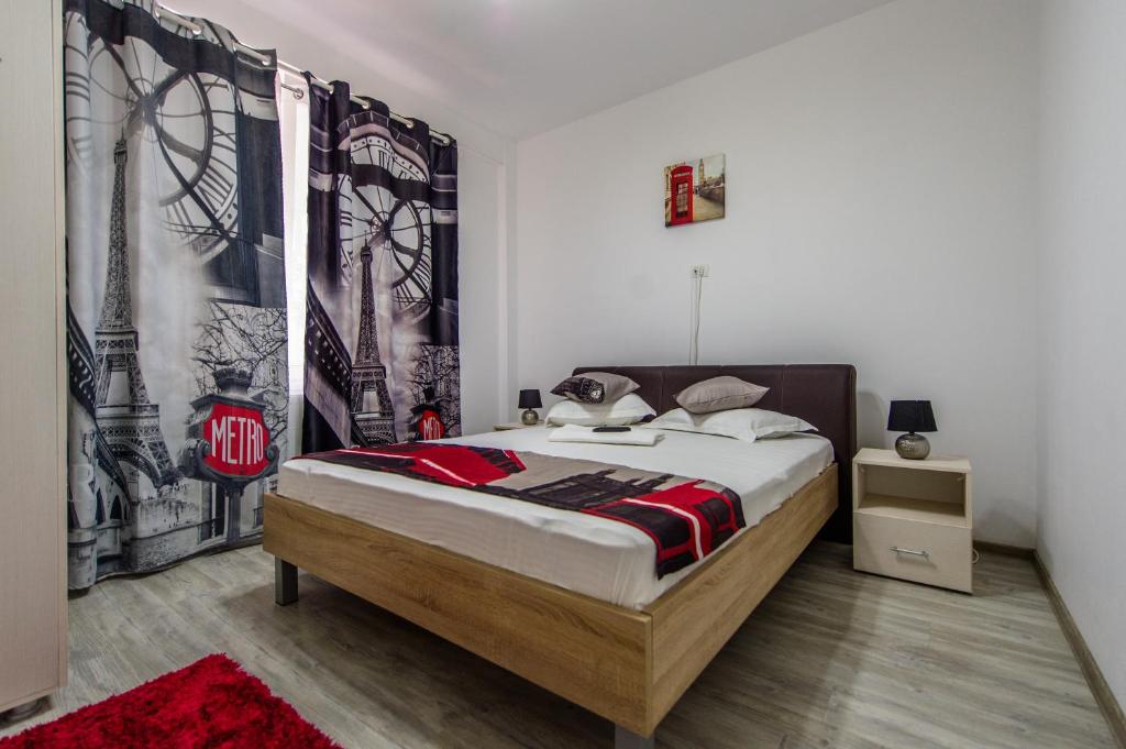 a bedroom with a large bed in a room at Breeze Apartment in Mamaia Sat/Năvodari