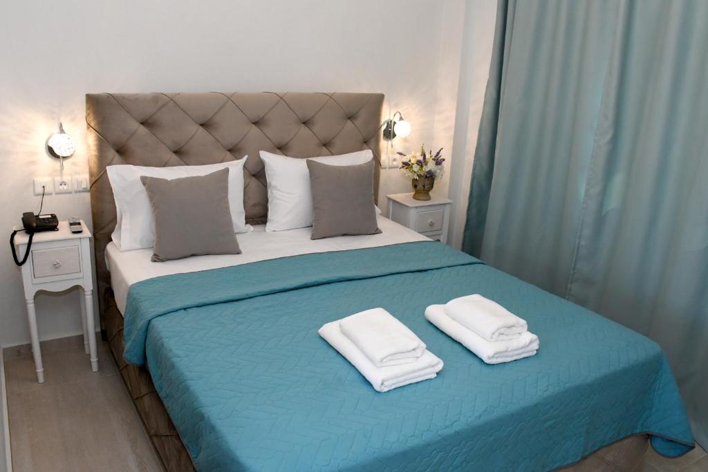 Postel nebo postele na pokoji v ubytování Theano Luxury Suites Nikiti
