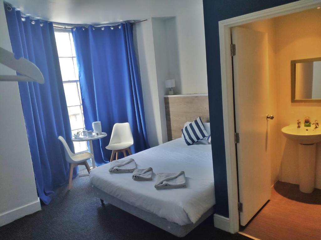 um quarto de hotel com uma cama com sapatos em Number 75 em Brighton & Hove