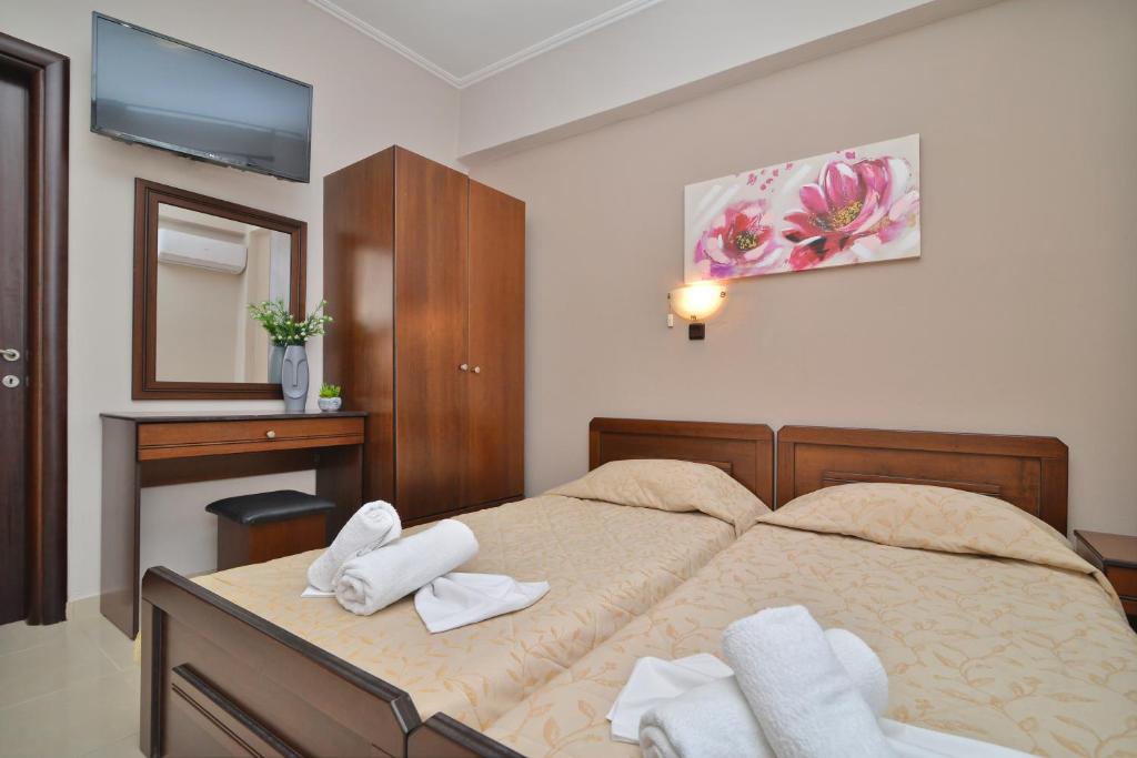 A bed or beds in a room at Akrothalassia